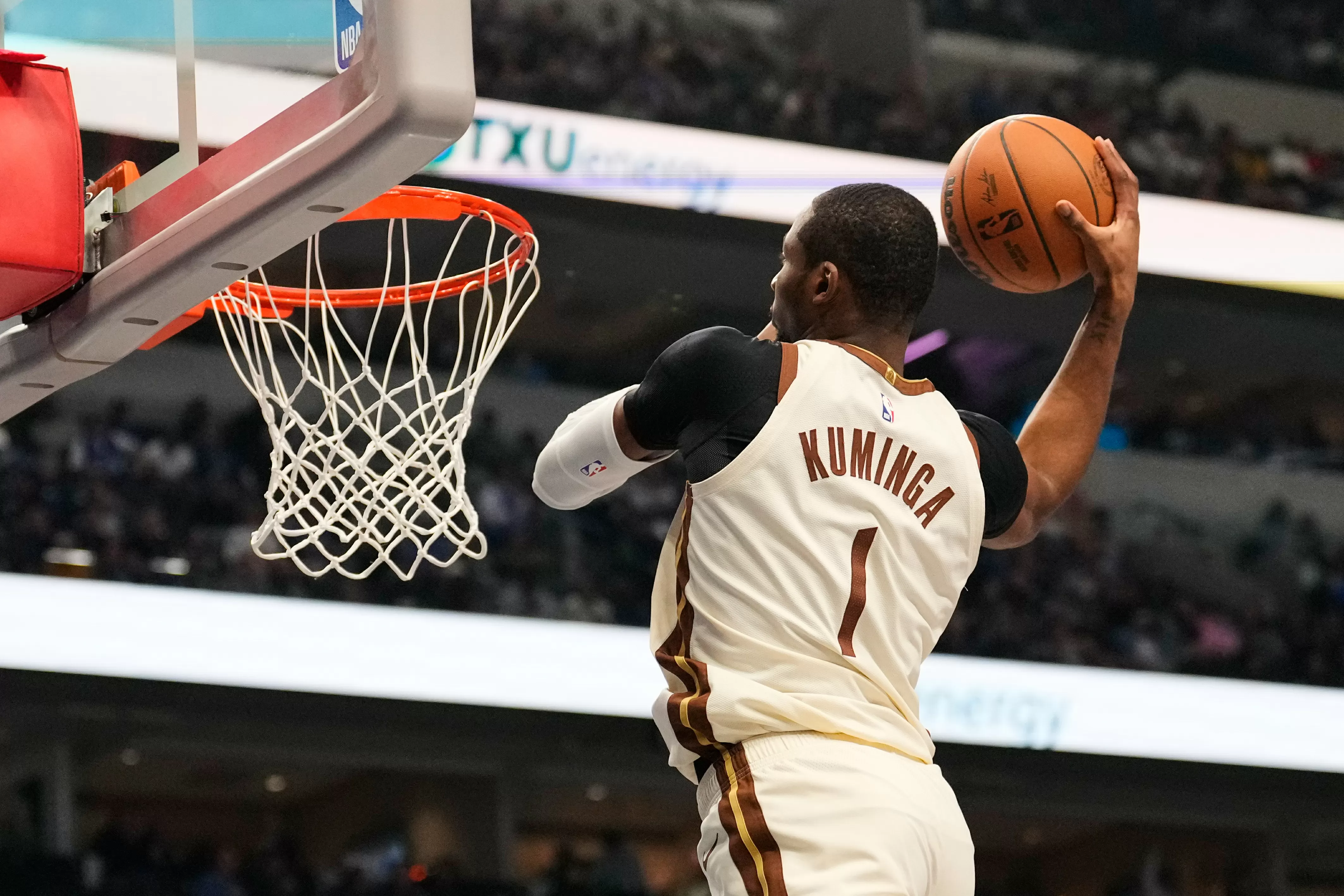 Jonathan Kuminga leaves Warriors loss to Mavericks with knee injury