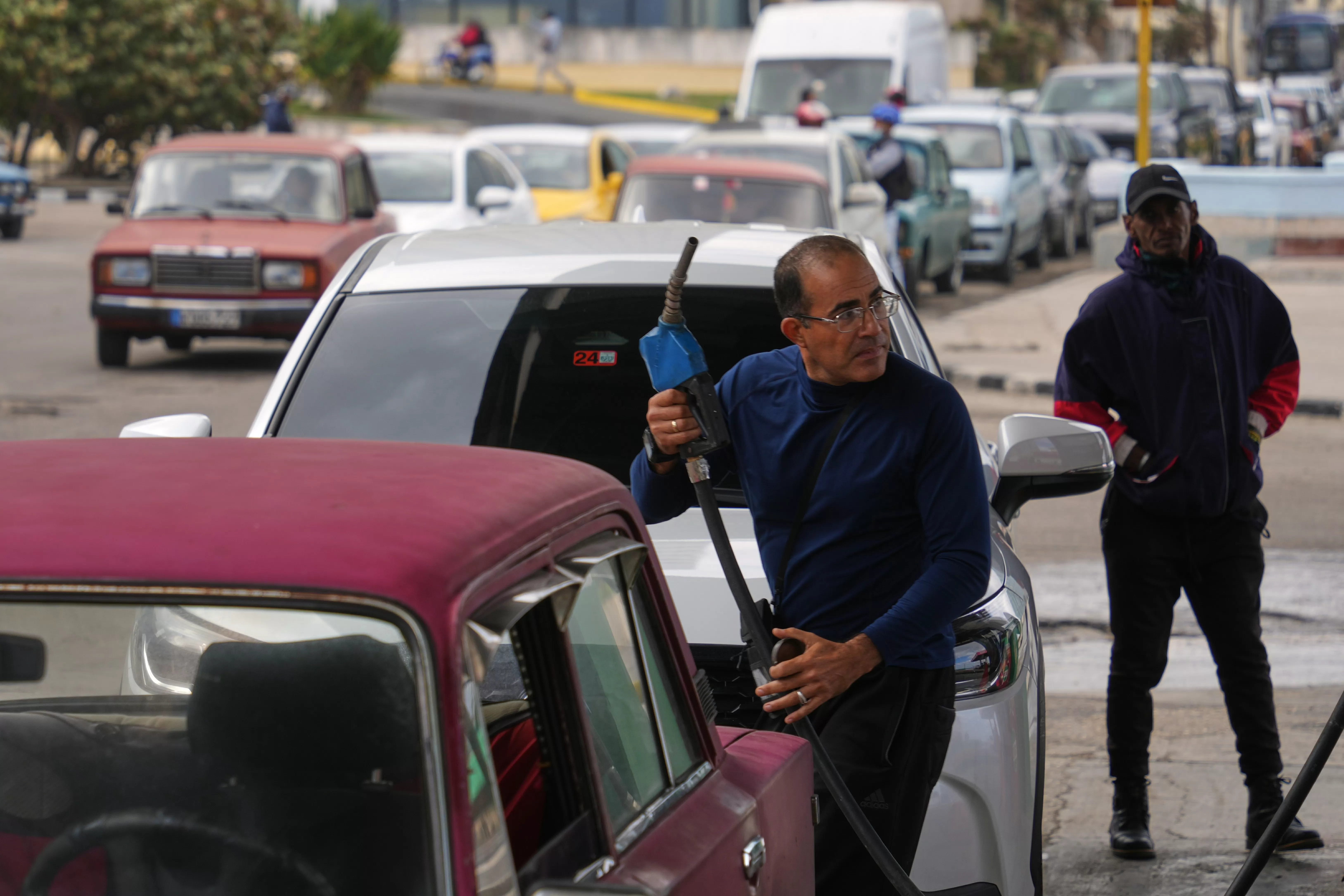 Trump threatens tariffs on any country selling oil to Cuba, a move that puts pressure on Mexico