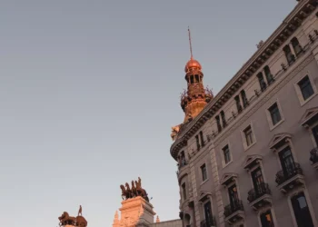 “Unlocking the Rewards of Studying Economía”