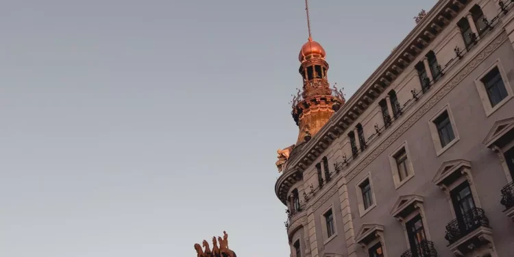 “Unlocking the Rewards of Studying Economía”