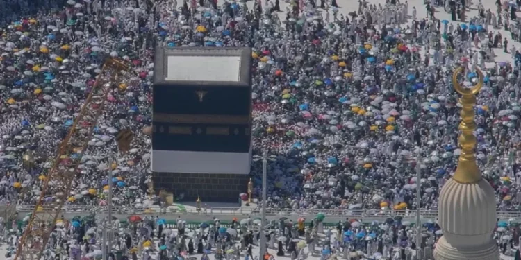 Muslim pilgrims resume symbolic stoning of the devil as Hajj wraps in deadly heat