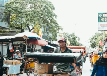 “Economía: The Key to Understanding our Daily Finances”