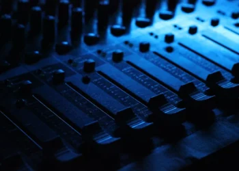 “The Transformative Power of Música: Connecting Souls Through Sound”