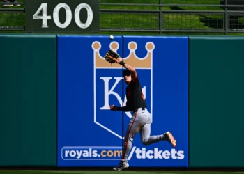 SF Giants’ Lee singles, flashes leather in first game in nine months