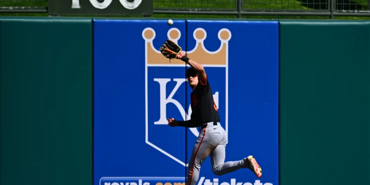 SF Giants’ Lee singles, flashes leather in first game in nine months