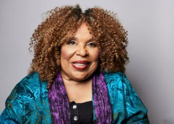 Roberta Flack, Grammy-winning ‘Killing Me Softly’ singer with an intimate style, dies at 88
