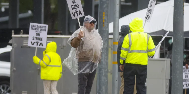 VTA workers reject latest contract offer, extending strike