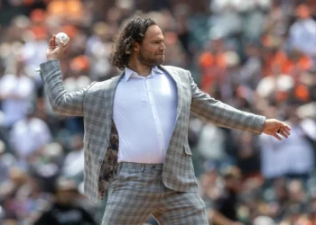 SF Giants fans shower Brandon Crawford with applause in retirement ceremony