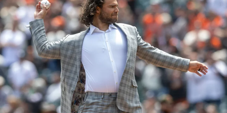 SF Giants fans shower Brandon Crawford with applause in retirement ceremony