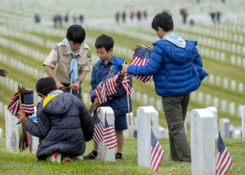 Photos: Scouts and volunteers place over 100,000 flags for Memorial Day