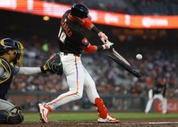 SF Giants’ Fitzgerald loses both torpedo bats on back-to-back singles at Petco Park