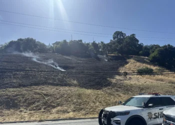 Fire disrupts traffic, burns building in Los Altos Hills