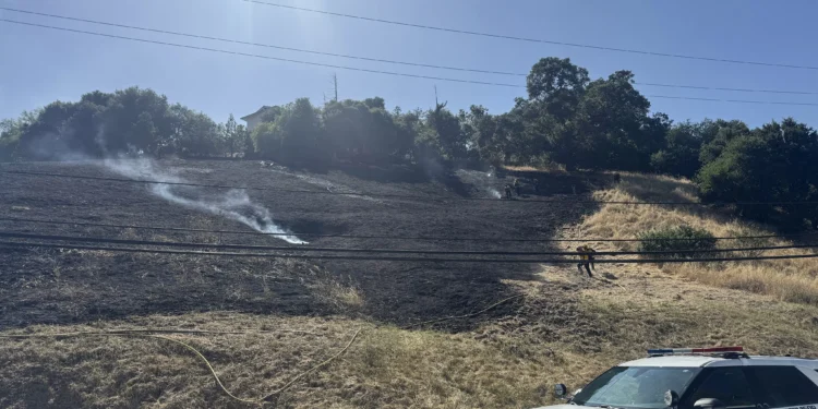 Fire disrupts traffic, burns building in Los Altos Hills