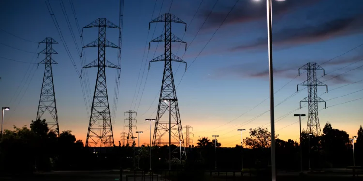 PG&E: Hundreds get power back, but a dozen customers still without this weekend