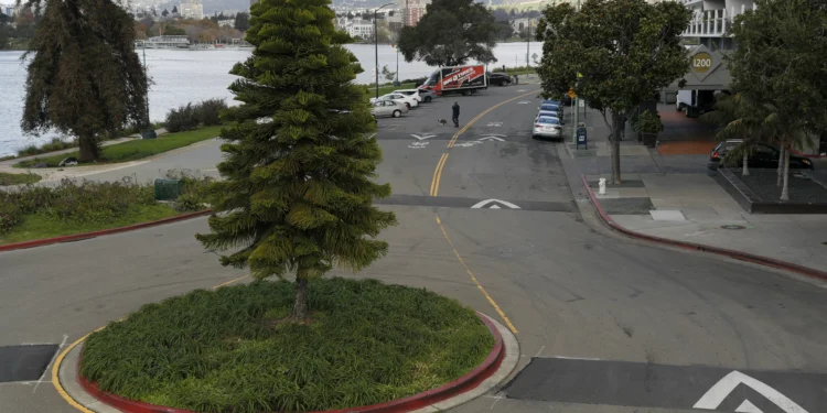 Man shot last month next to Oakland’s Lake Merritt dies from wounds
