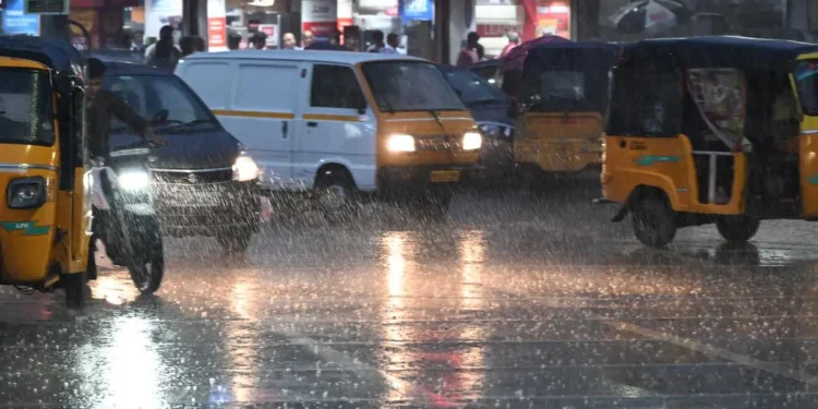 Heavy rain lashes Tamil Nadu, filling up dams; Chennai continues to receive downpour