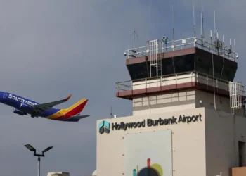 US airports to cut 10% flights amid record government shutdown