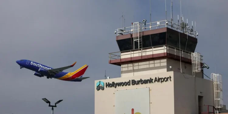 US airports to cut 10% flights amid record government shutdown