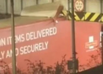 Lorry hits city rail bridge causing trains chaos