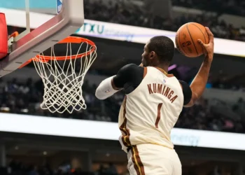 Jonathan Kuminga leaves Warriors loss to Mavericks with knee injury