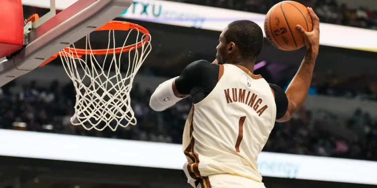 Jonathan Kuminga leaves Warriors loss to Mavericks with knee injury