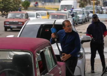 Trump threatens tariffs on any country selling oil to Cuba, a move that puts pressure on Mexico